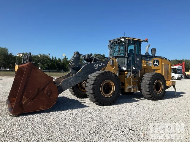 2020 John Deere 744L
