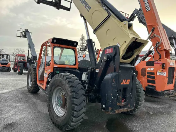 2017 JLG 1055