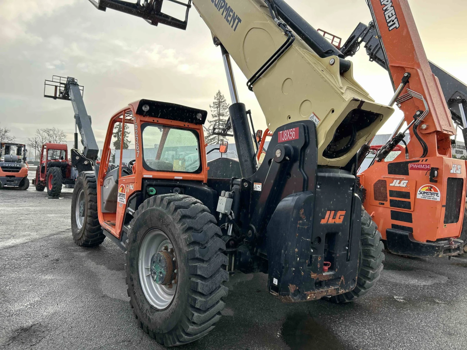 2017 JLG 1055