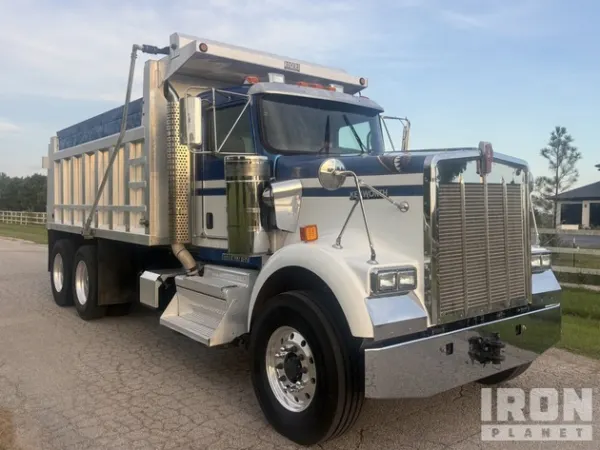 2023 Kenworth W900
