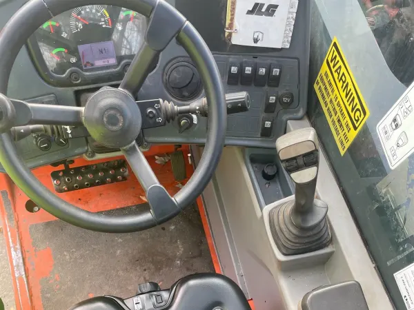 2017 JLG 742